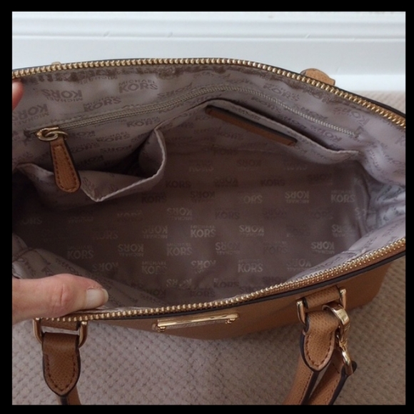 MICHAEL KORS- SAFFIANO LEATHER DOME CROSSBODY BAG - Picture 5 of 10